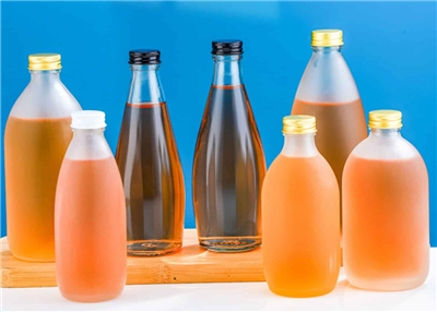 Sticlă de băutură cu apă minerală mată transparentă